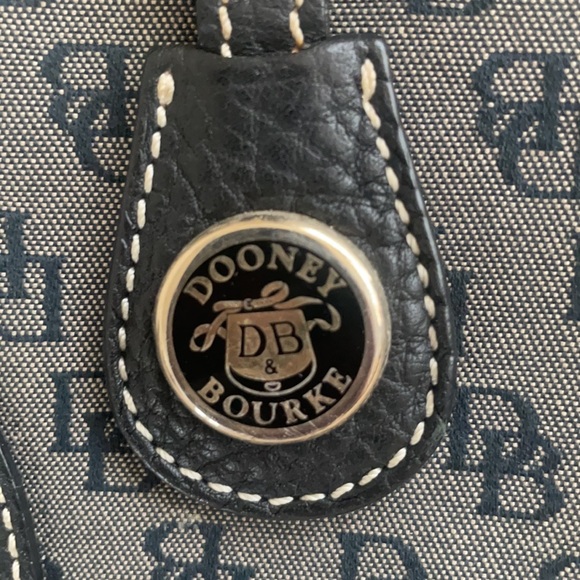 Dooney and Bourke small bag - Picture 2 of 9